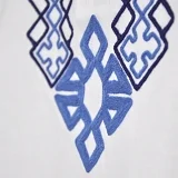 Vyšívanie pletacou priadzou - detail výšivky na hrudi