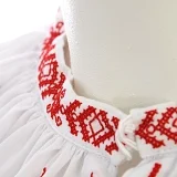 Ženský kroj rukávce Fačkov - detail výšivky na límci